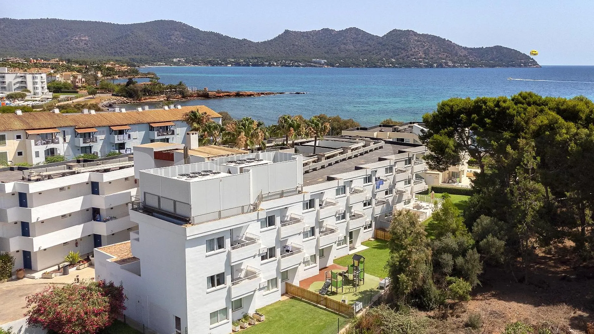 Hipotels Apartamentos Cala Bona location